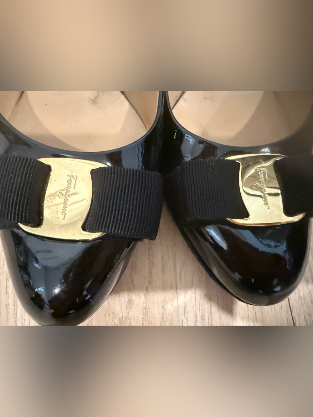 Salvatore Ferragamo Black Patent Vara Bow Pumps with Gold Plate - Picture 2 of 6
